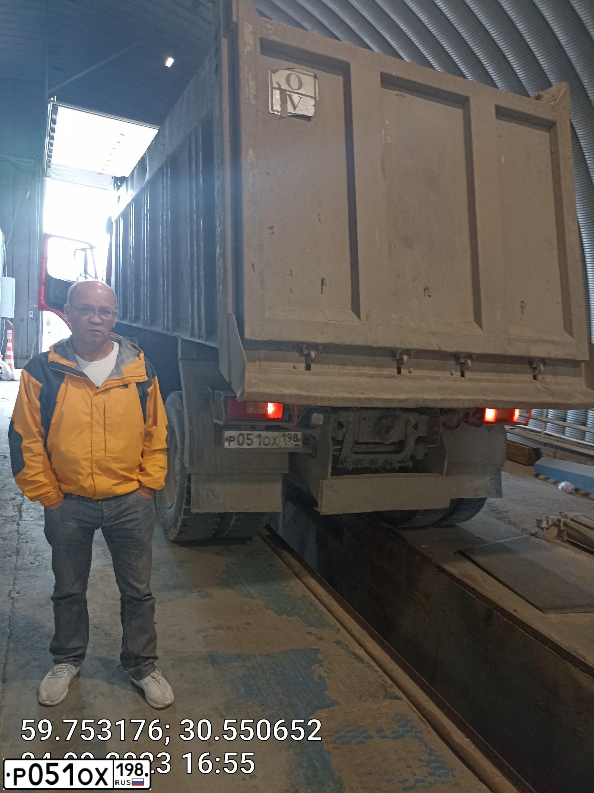 Фото автомобиля VOLVO SERIE FM /8X4/, 2011 — госномер Р681КМ197. Цвет: КРАСНЫЙ