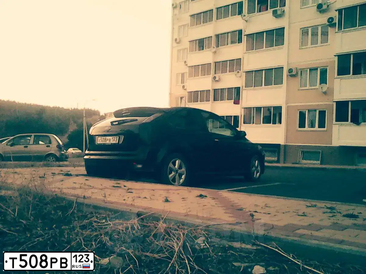 Фото автомобиля FORD FOCUS, 2012 — госномер К873СУ123. Цвет: Белый