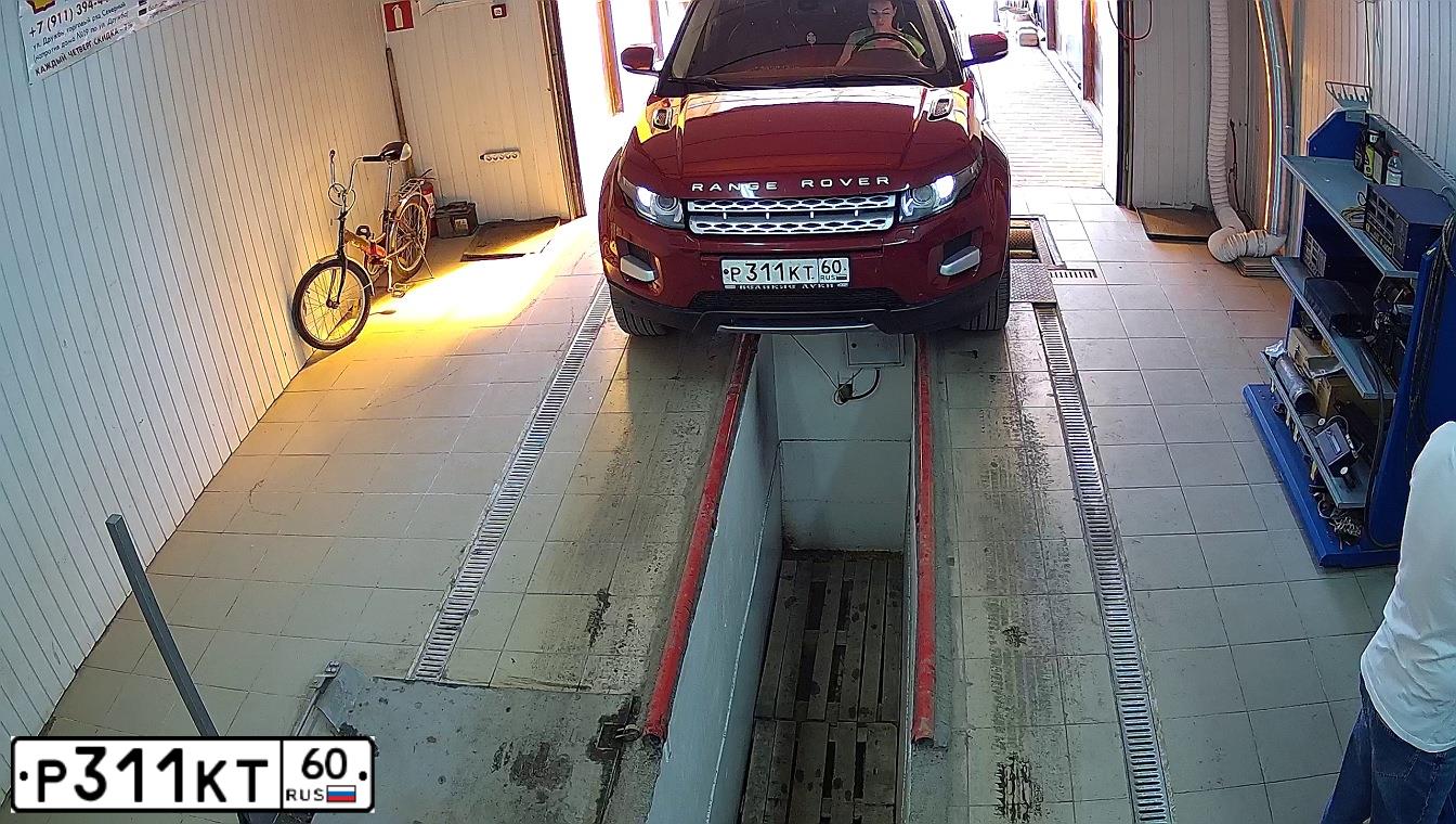 Фото автомобиля LANDROVER RANGE ROVER EVOQUE, 2011 — госномер Р311КТ60. Цвет: КРАСНЫЙ