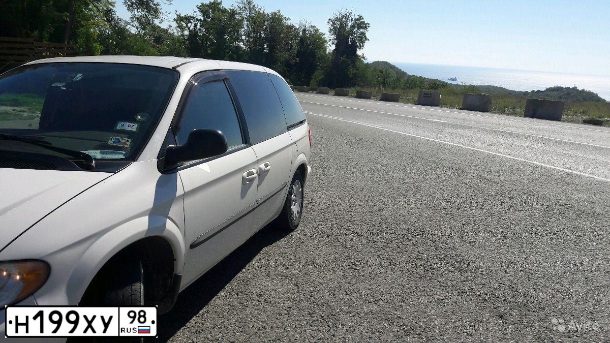 Фото автомобиля CHRYSLER VOYAGER, 2003 — госномер М637ЕЕ35. Цвет: Белый