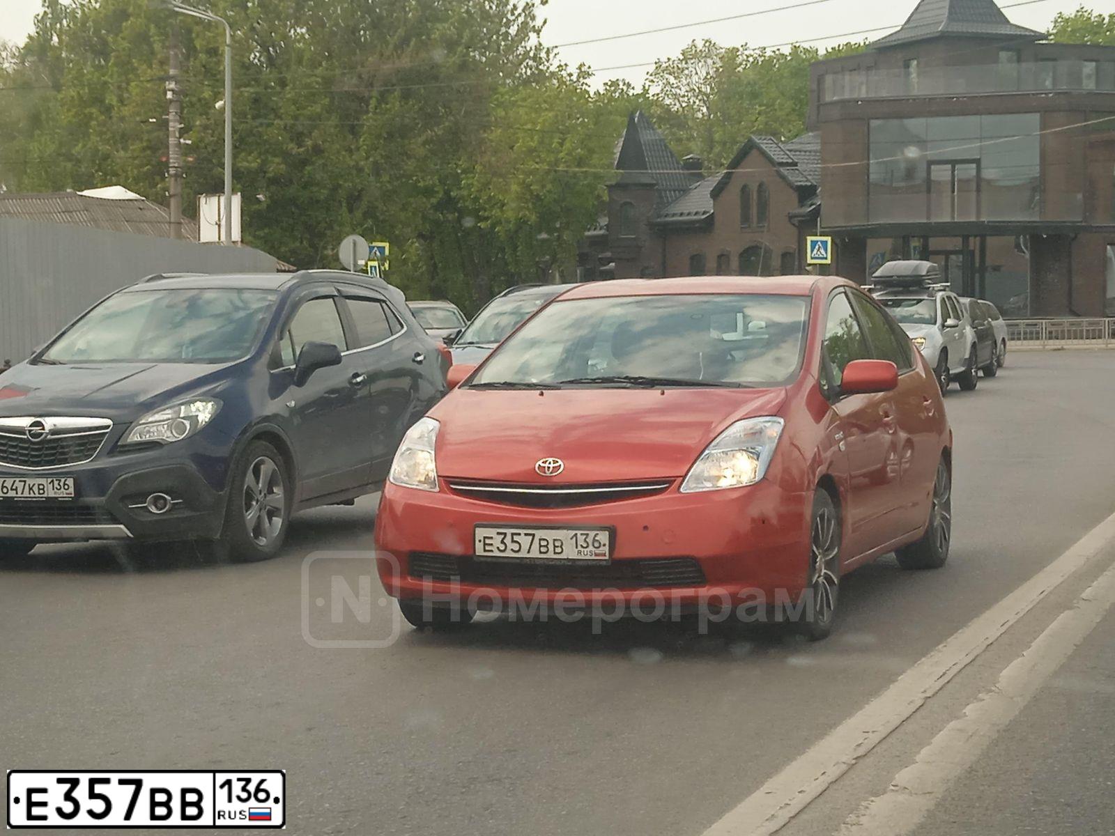 Фото автомобиля TOYOTA PRIUS, 2009 — госномер Е357ВВ136. Цвет: Красный