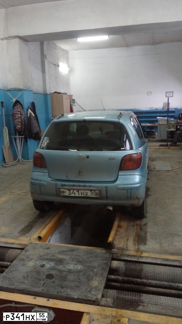 Фото автомобиля TOYOTA VITZ, 2002 — госномер Р341НХ55