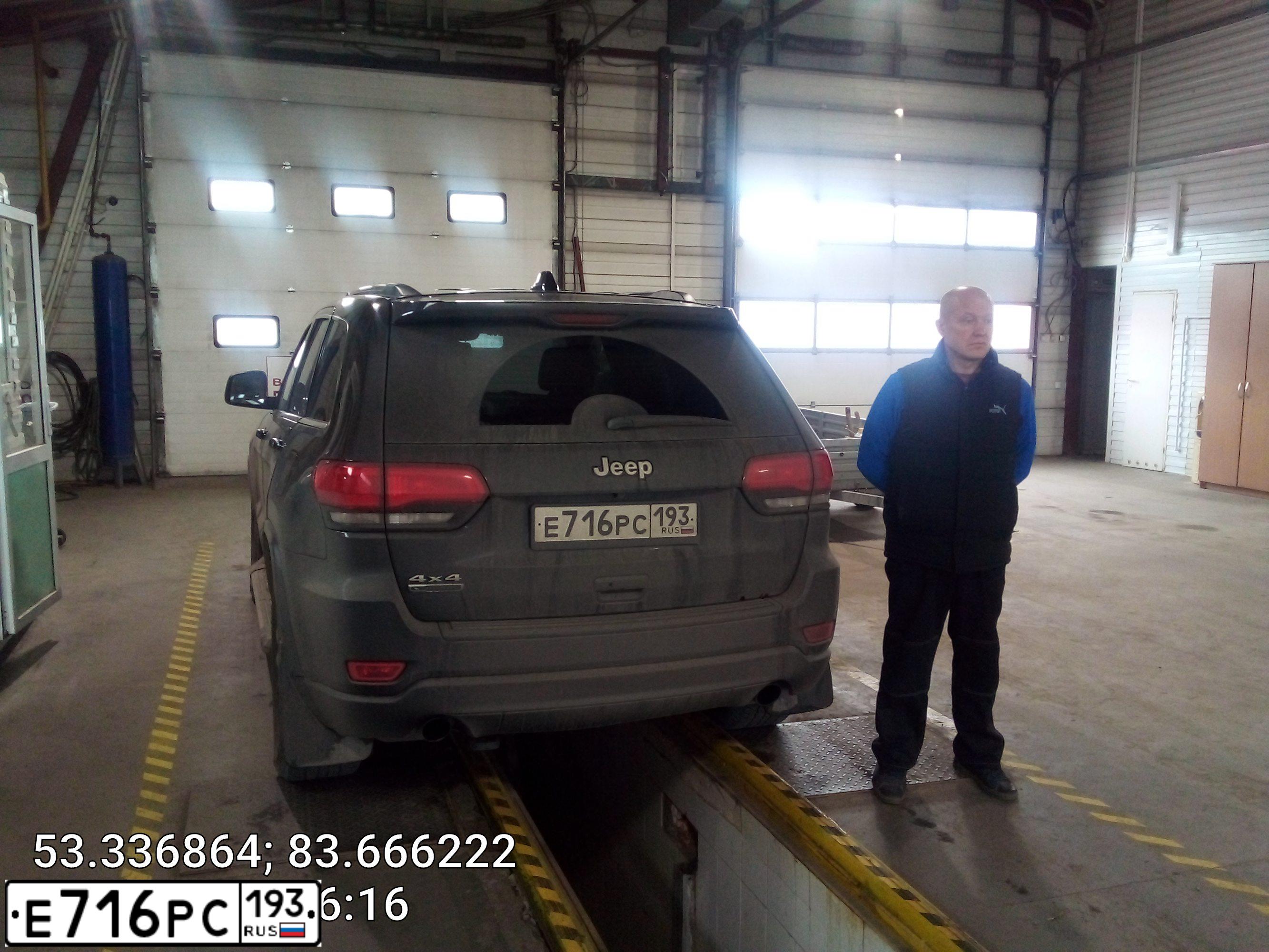 Фото автомобиля JEEP GRAND CHEROKEE, 2013 — госномер Е800КХ122. Цвет: ЧЕРНЫЙ