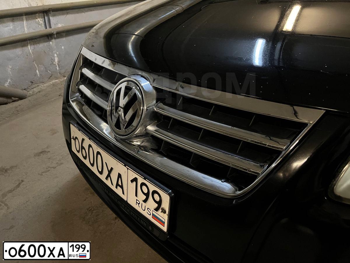 Фото автомобиля VOLKSWAGEN TOUAREG, 2003 — госномер О600ХА199. Цвет: ЧЕРНЫЙ