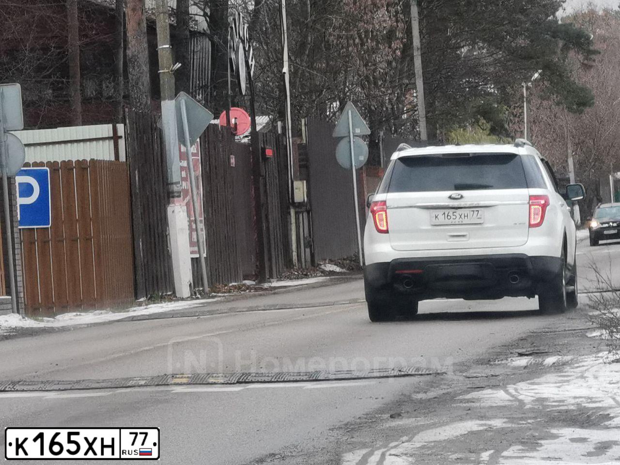 Фото автомобиля MERCEDES E-KLASSE, 1990 — госномер О658ММ190. Цвет: ЧЕРНЫЙ