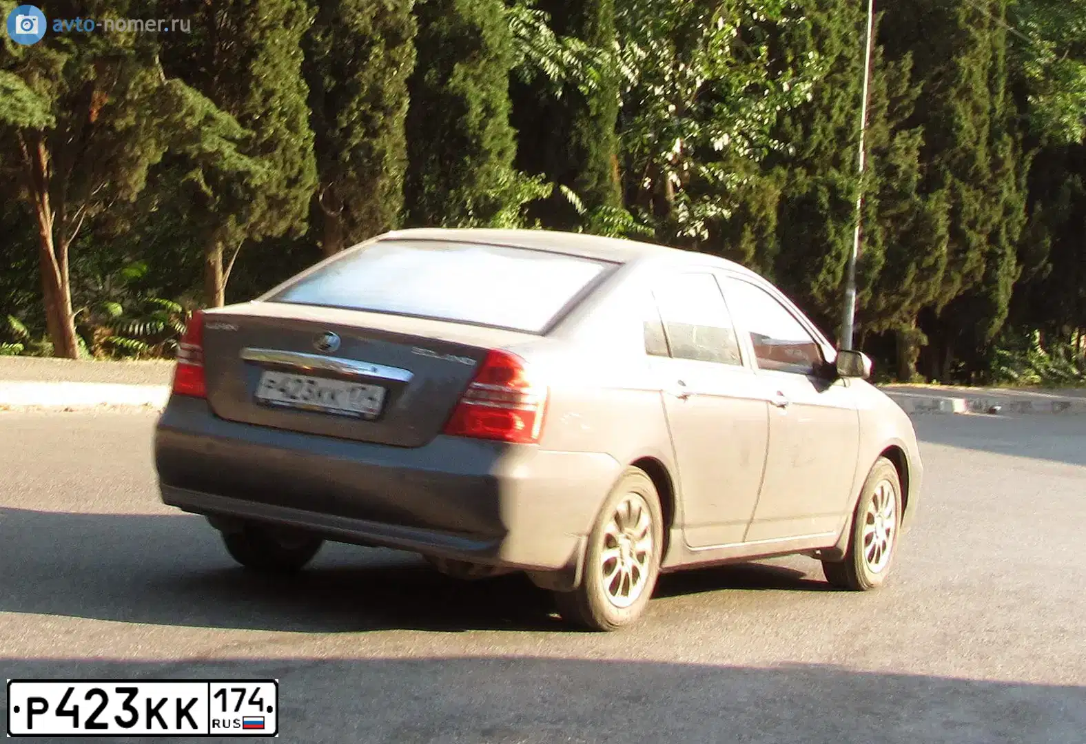 Фото автомобиля LIFAN SOLANO, 2010 — госномер Р423КК174. Цвет: СТАЛЬНОЙ (СЕРЫЙ)