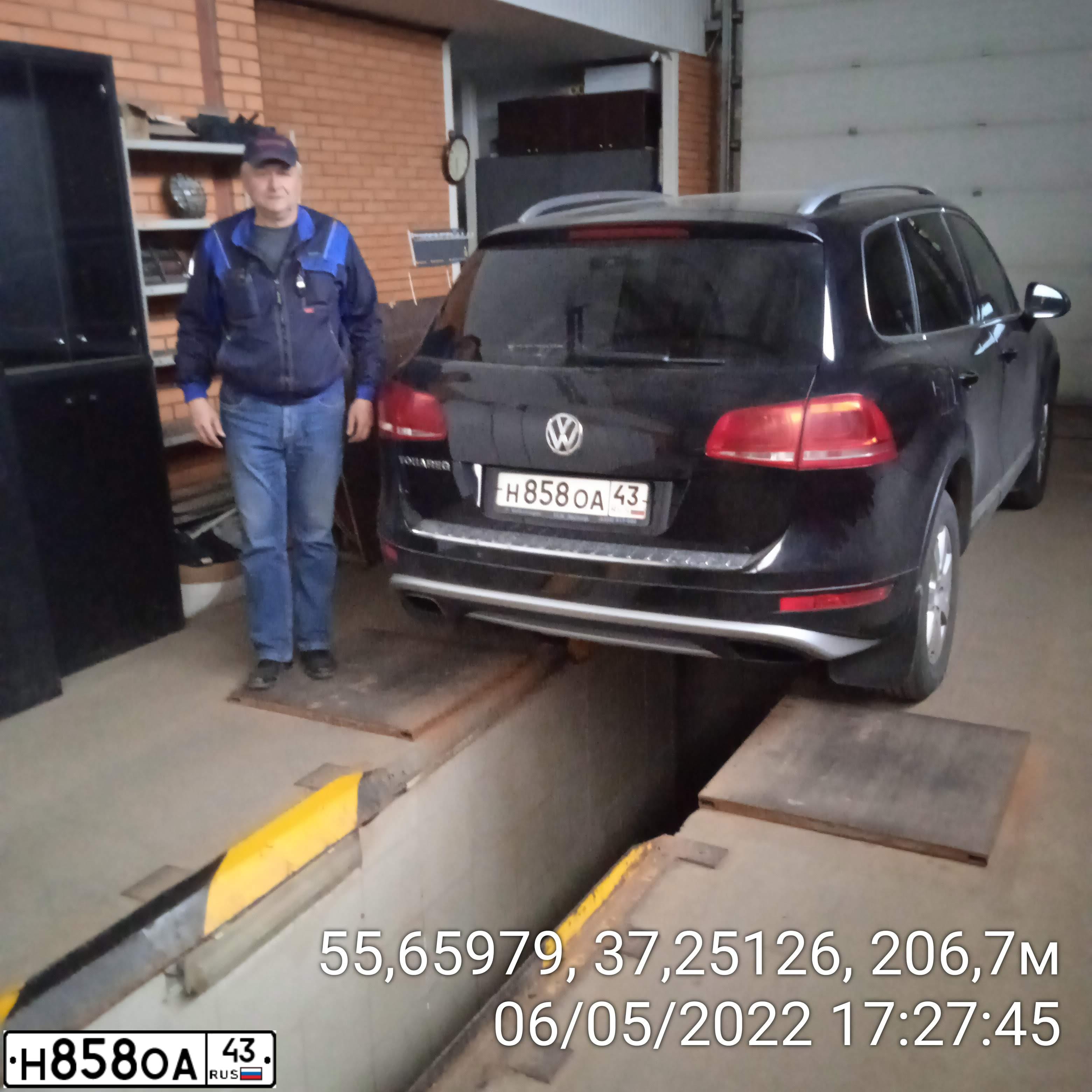 Фото автомобиля VOLKSWAGEN TOUAREG, 2011 — госномер О736ТА790. Цвет: ЧЕРНЫЙ