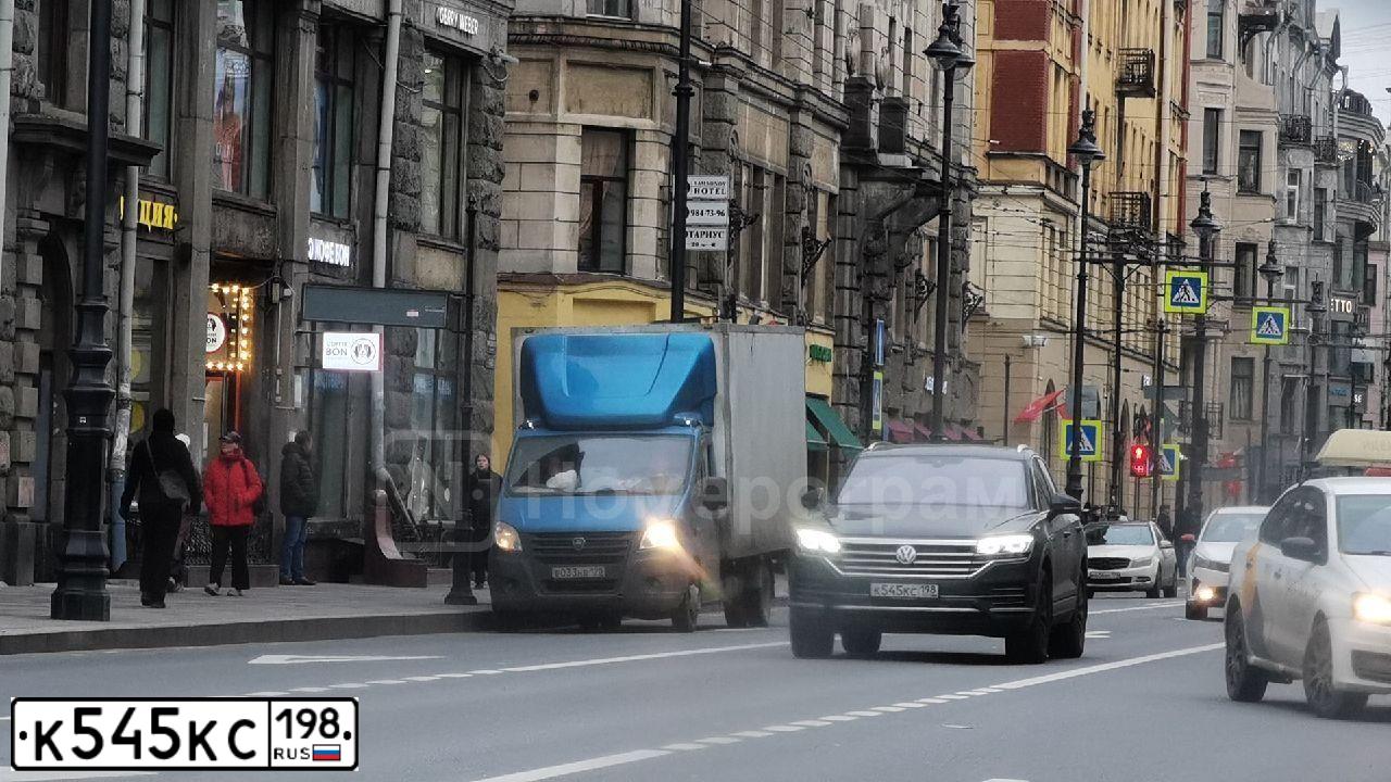 Фото автомобиля VOLKSWAGEN TOUAREG, 2020 — госномер К545КС198. Цвет: Коричневый