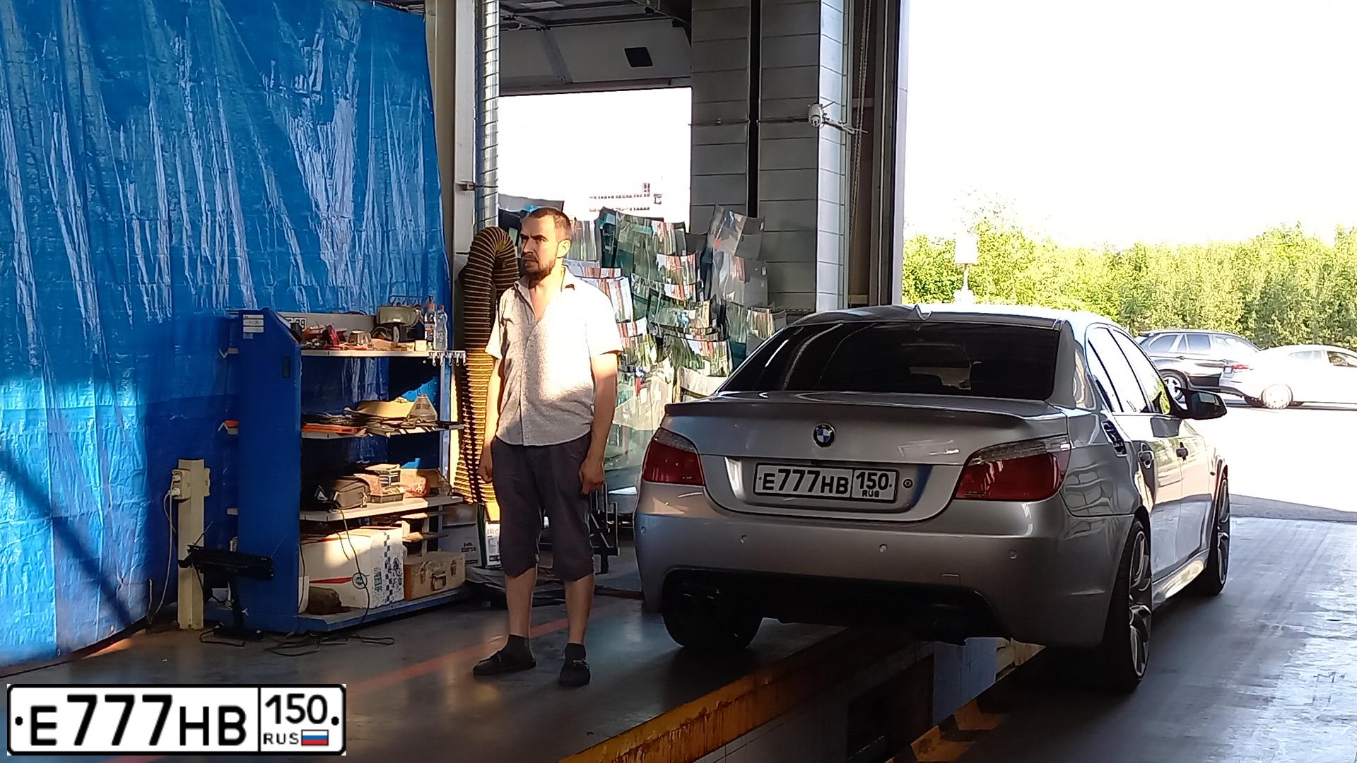 Фото автомобиля BMW SERIE 5, 2009 — госномер А282ОВ50. Цвет: Серебристый