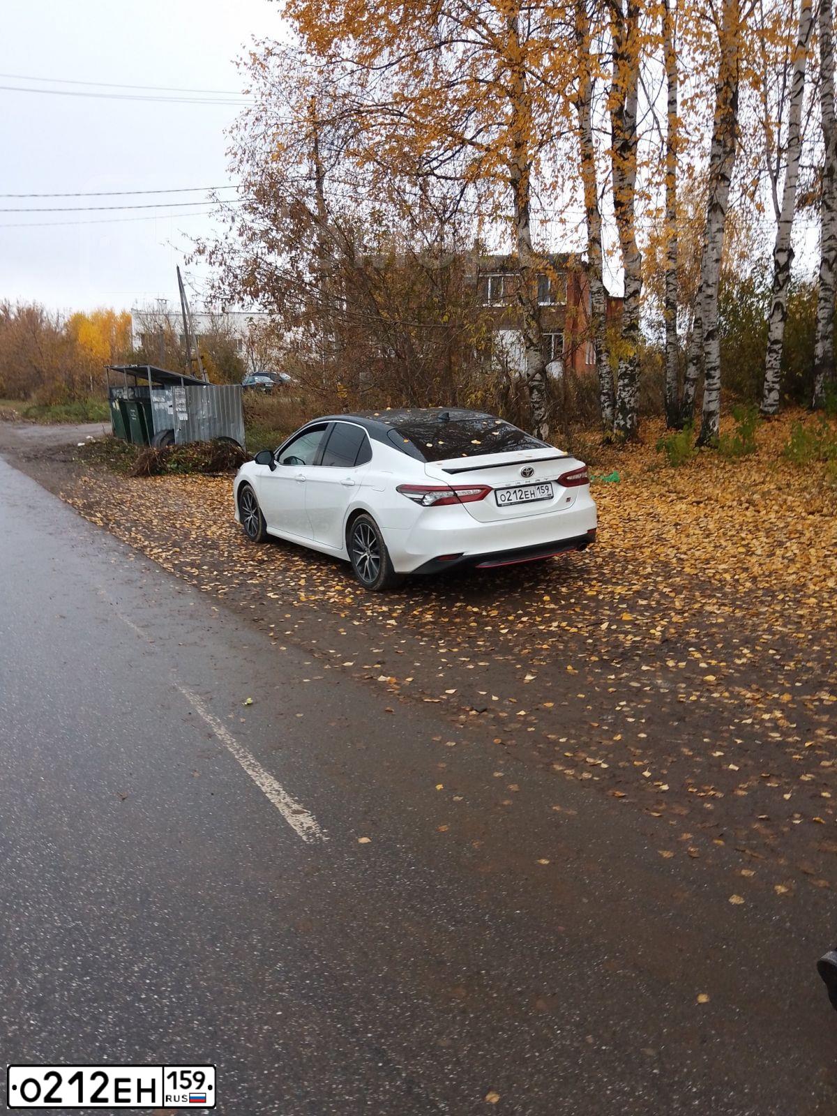Фото автомобиля TOYOTA CAMRY, 2021 — госномер Р258ЕР159. Цвет: Белый черный 