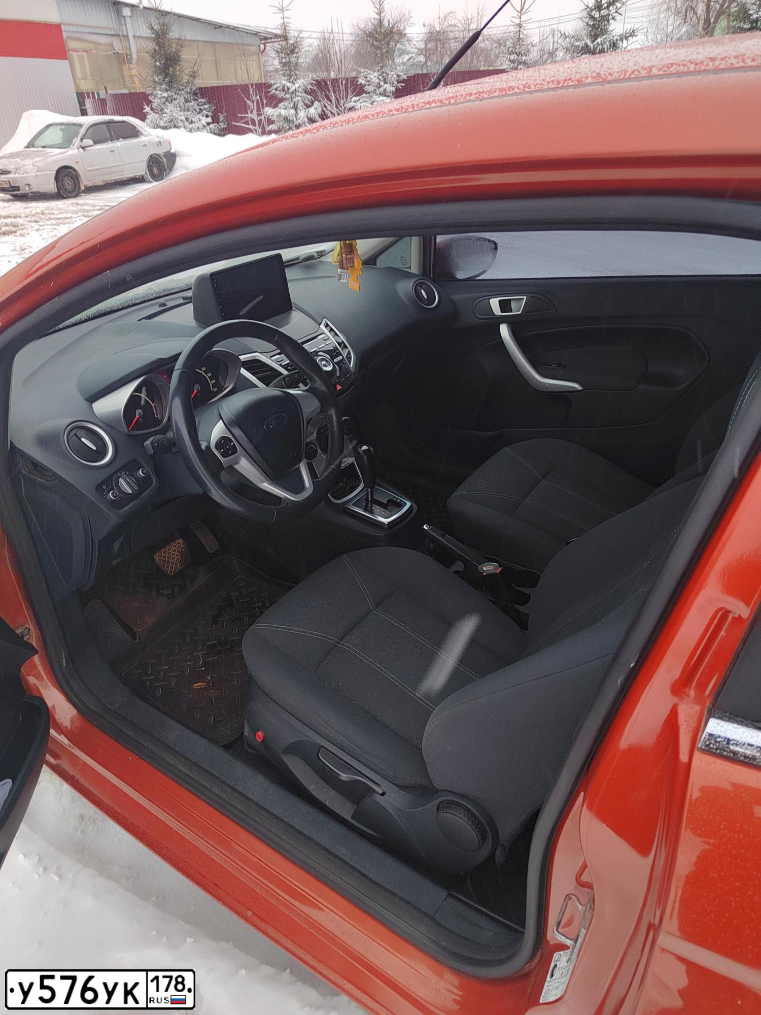 Фото автомобиля FORD FIESTA / ASPIRE, 2011 — госномер У576УК178. Цвет: ОРАНЖЕВО-КРАСНЫЙ