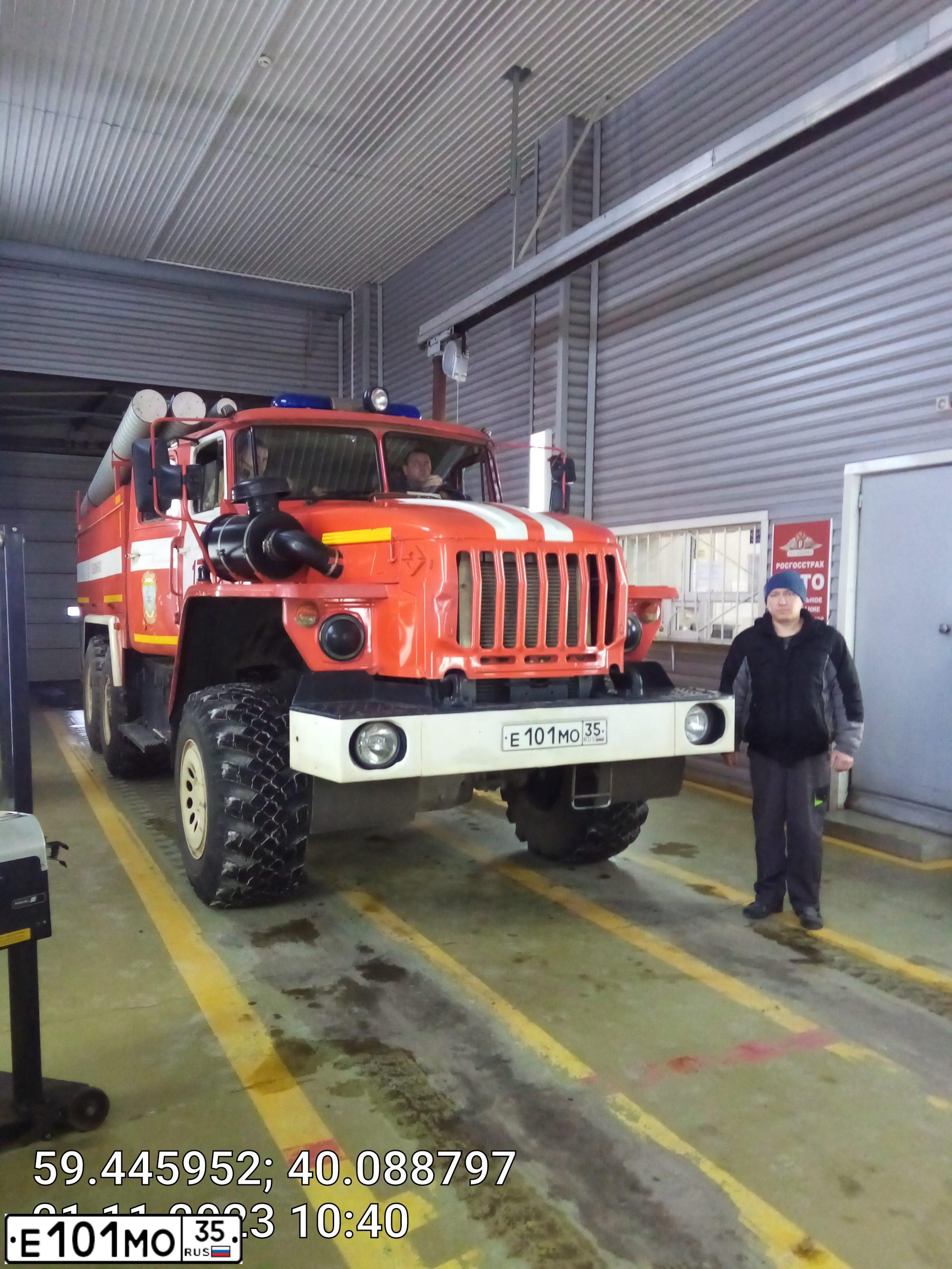 Фото автомобиля URAL 5557 /6X6/, 2014 — госномер Е101МО35. Цвет: ЦВ СХ А3 ПО ГОСТ Р 50574-2019