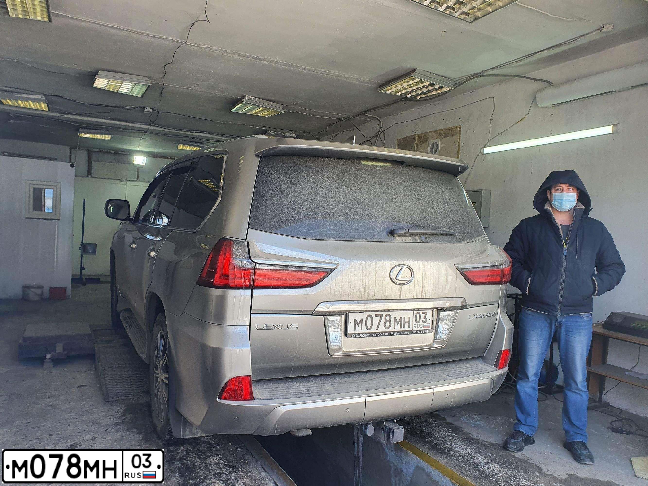 Фото автомобиля LEXUS LX, 2015 — госномер Р592НУ138. Цвет: СВЕТЛО-СЕРЫЙ
