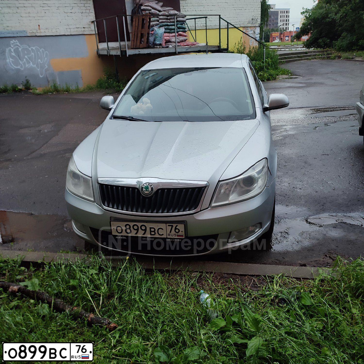 Фото автомобиля SKODA OCTAVIA, 2012 — госномер О899ВС76. Цвет: СЕРЫЙ