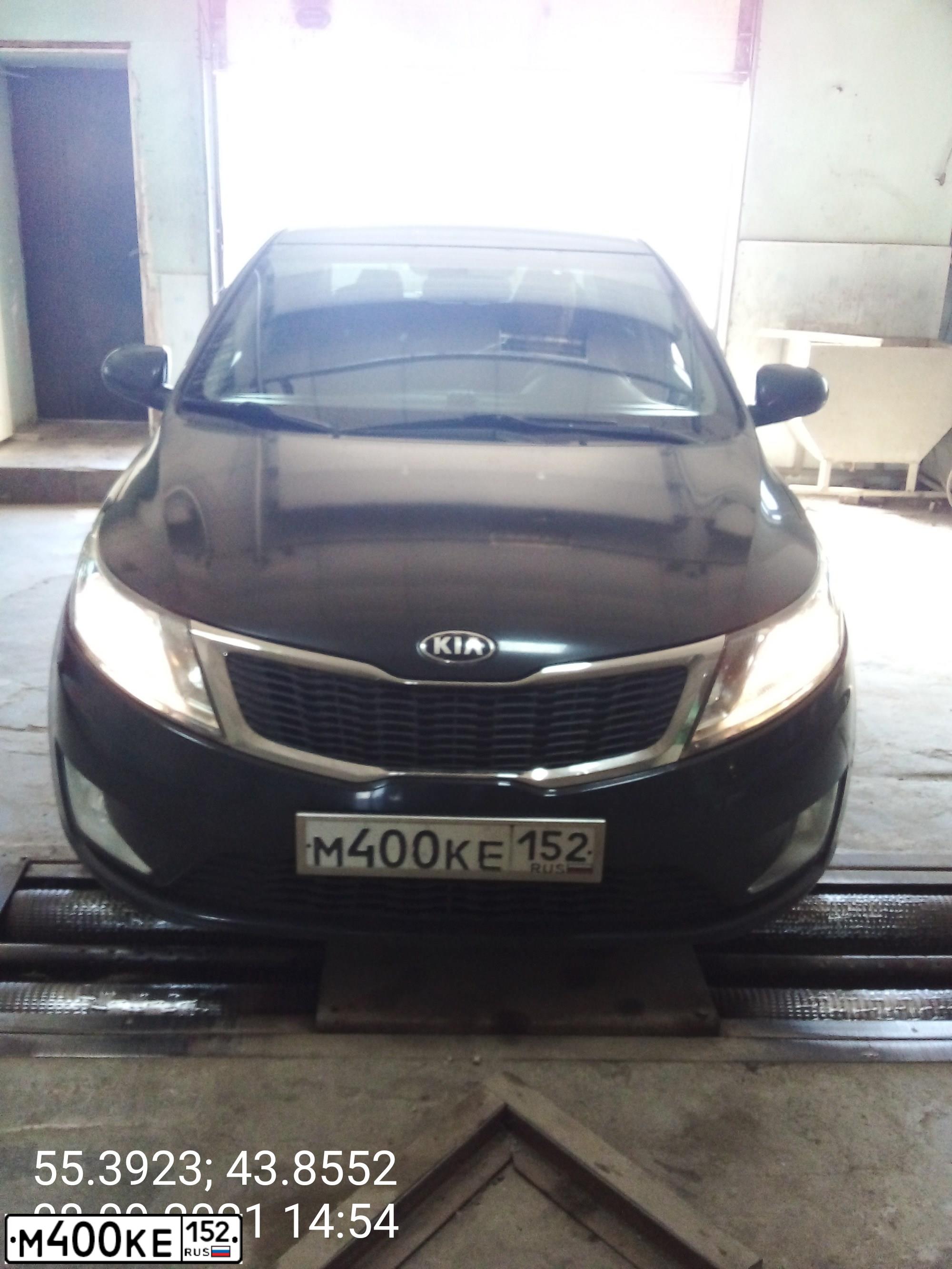 Фото автомобиля KIA RIO, 2013 — госномер М400КЕ152. Цвет: ЧЕРНЫЙ