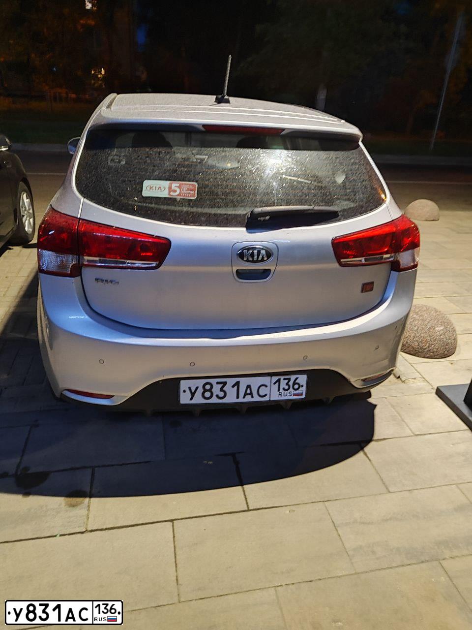 Фото автомобиля KIA RIO, 2017 — госномер У831АС136. Цвет: Серебристый