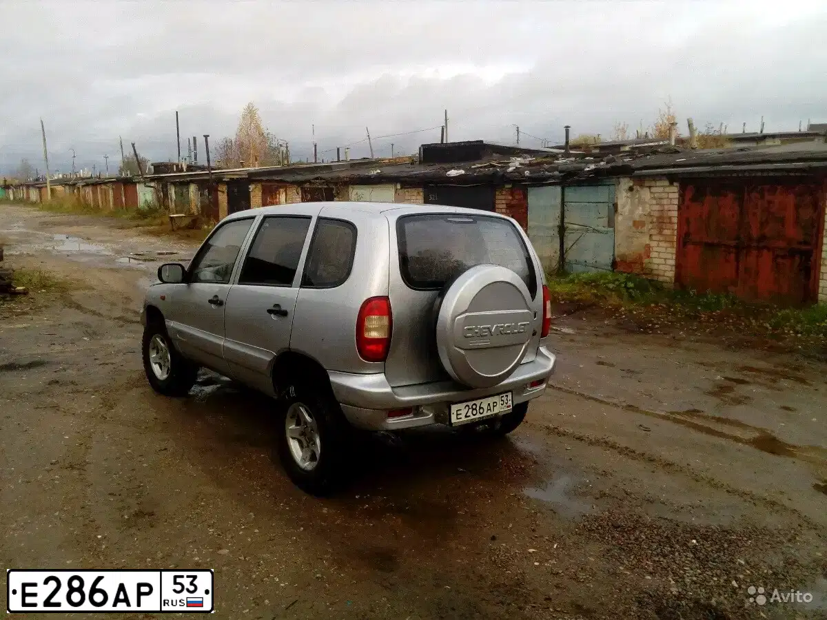 Фото автомобиля ШЕВРОЛЕНИВА, 2004 — госномер Х435ХА98. Цвет: Светло-Серебристый металлик