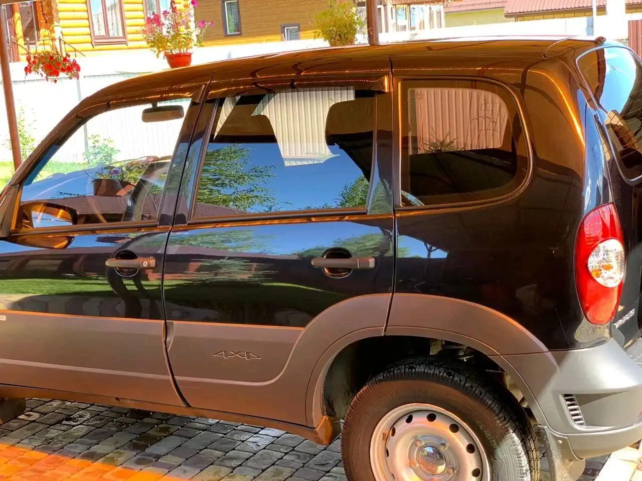 Фото автомобиля CHEVROLET T NIVA, 2015 — госномер К888ТУ13. Цвет: Черно-синий металлик