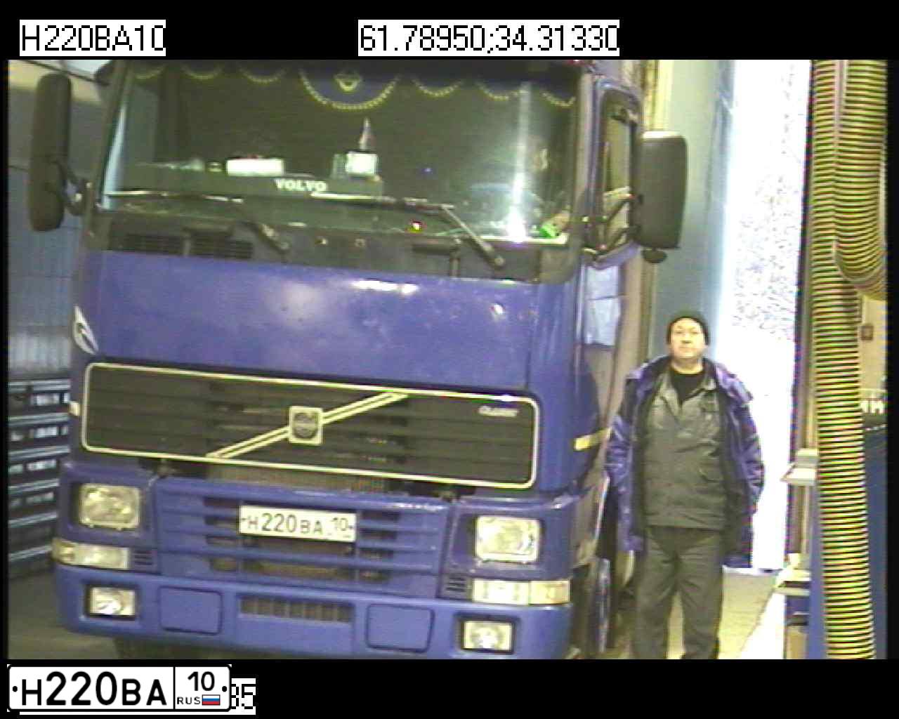 Фото автомобиля VOLVO O SERIE FH 6X2, 1998 — госномер Н220ВА10. Цвет: синий