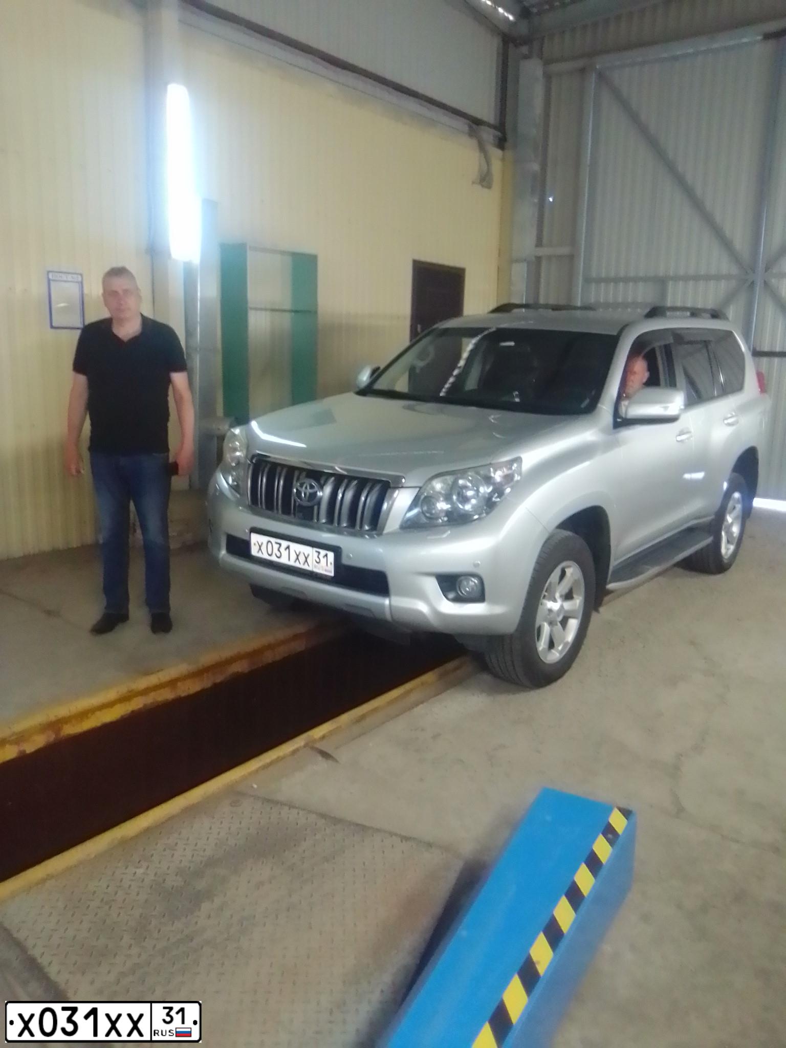 Фото автомобиля TOYOTA LANDCRUISER, 2006 — госномер О400ТТ31. Цвет: СЕРЕБРИСТЫЙ