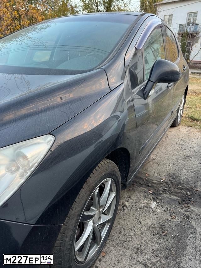 Фото автомобиля PEUGEOT 308, 2010 — госномер М227ЕР134. Цвет: ЧЕРНЫЙ
