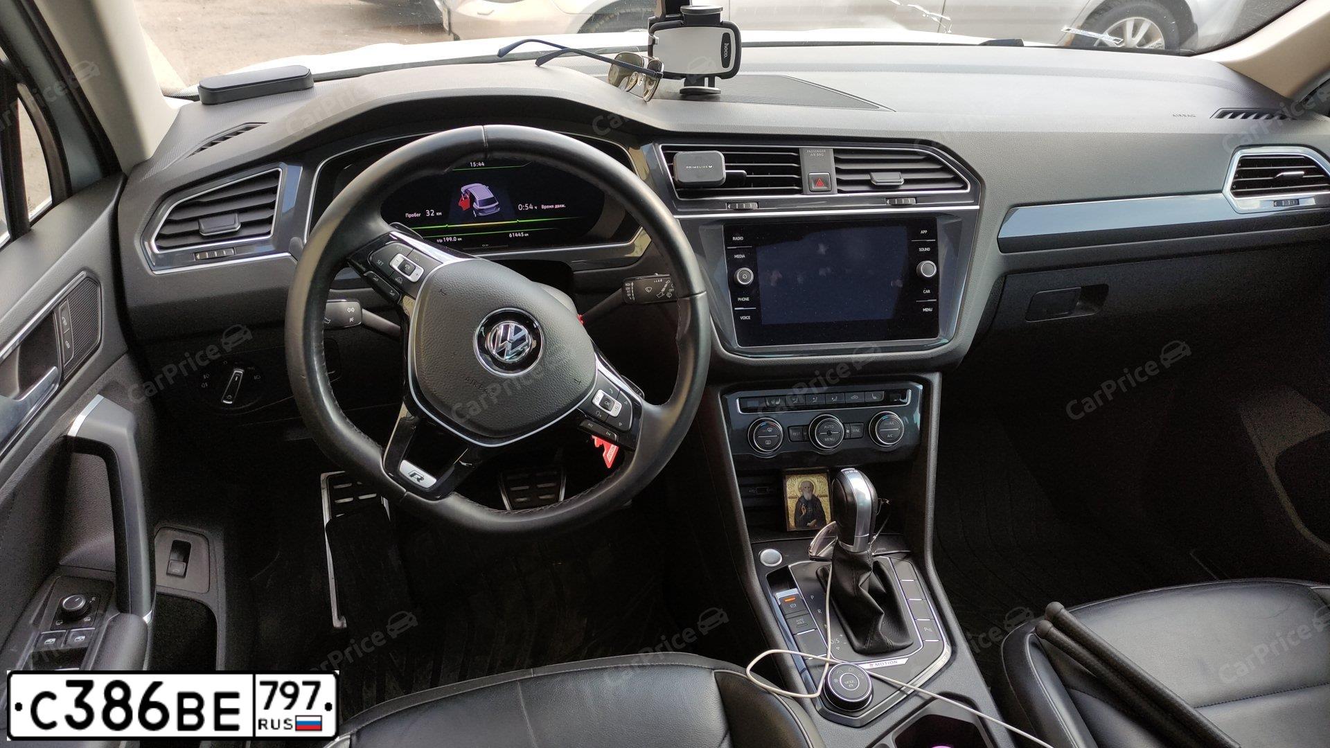 Фото автомобиля VOLKSWAGEN TIGUAN, 2018 — госномер А121АК252. Цвет: Белый