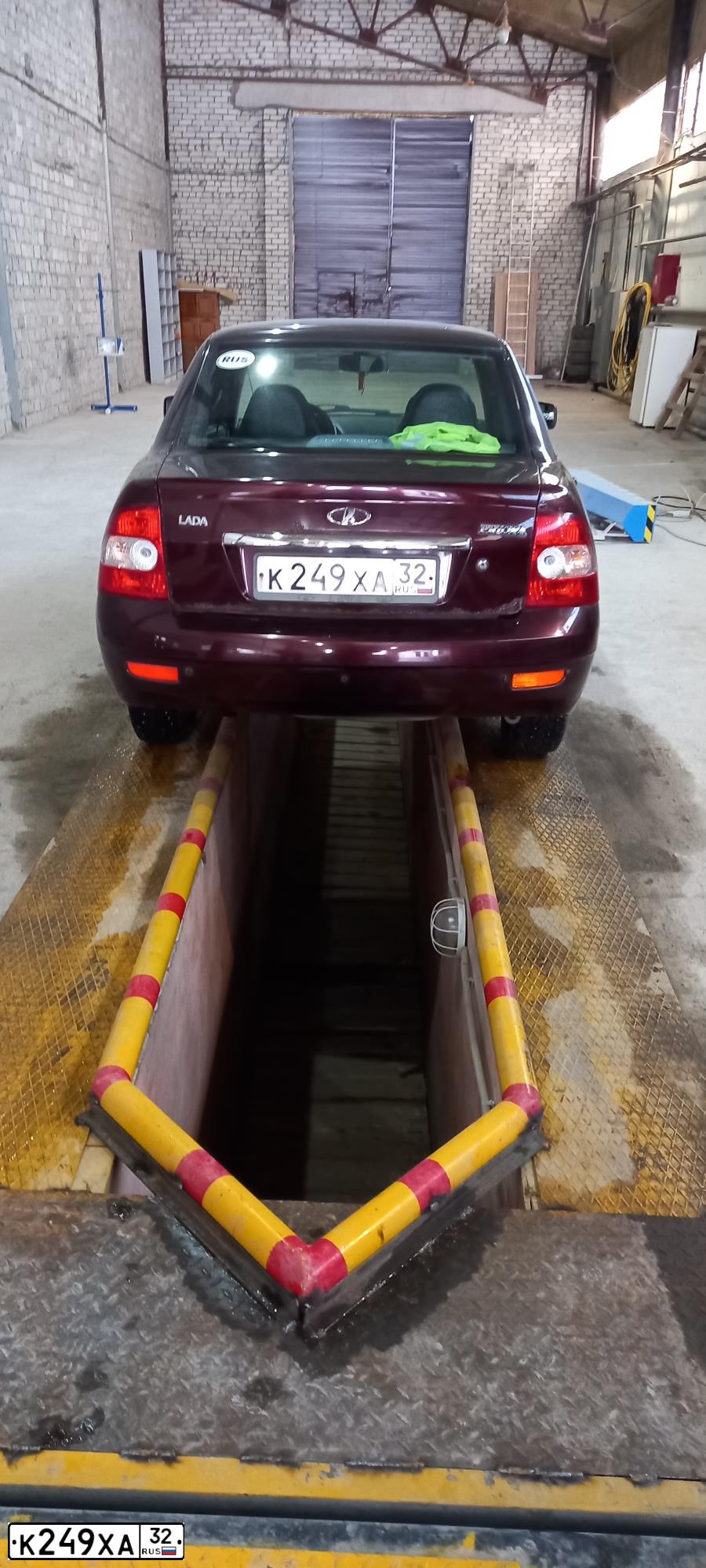 Фото автомобиля LADA 2170 PRIORA, 2010 — госномер К249ХА32. Цвет: ТЕМНО ВИШНЕВЫЙ