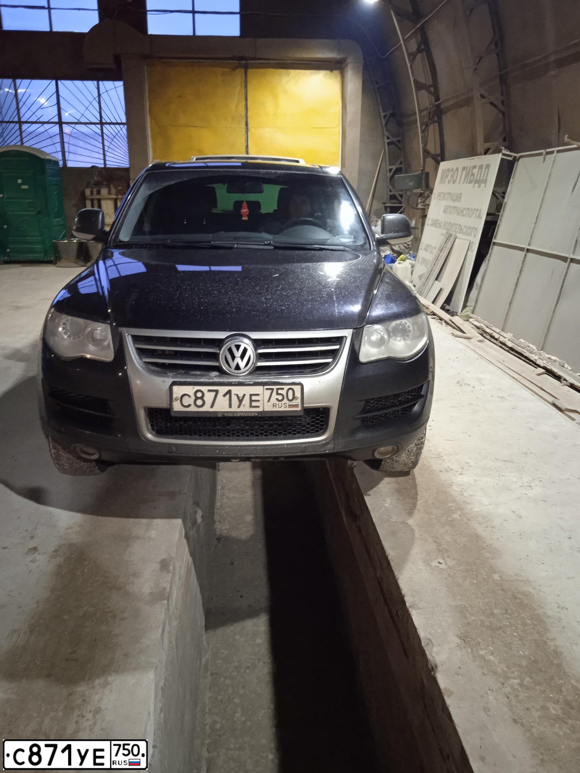 Фото автомобиля VOLKSWAGEN TOUAREG, 2009 — госномер С871УЕ750. Цвет: ЧЕРНЫЙ