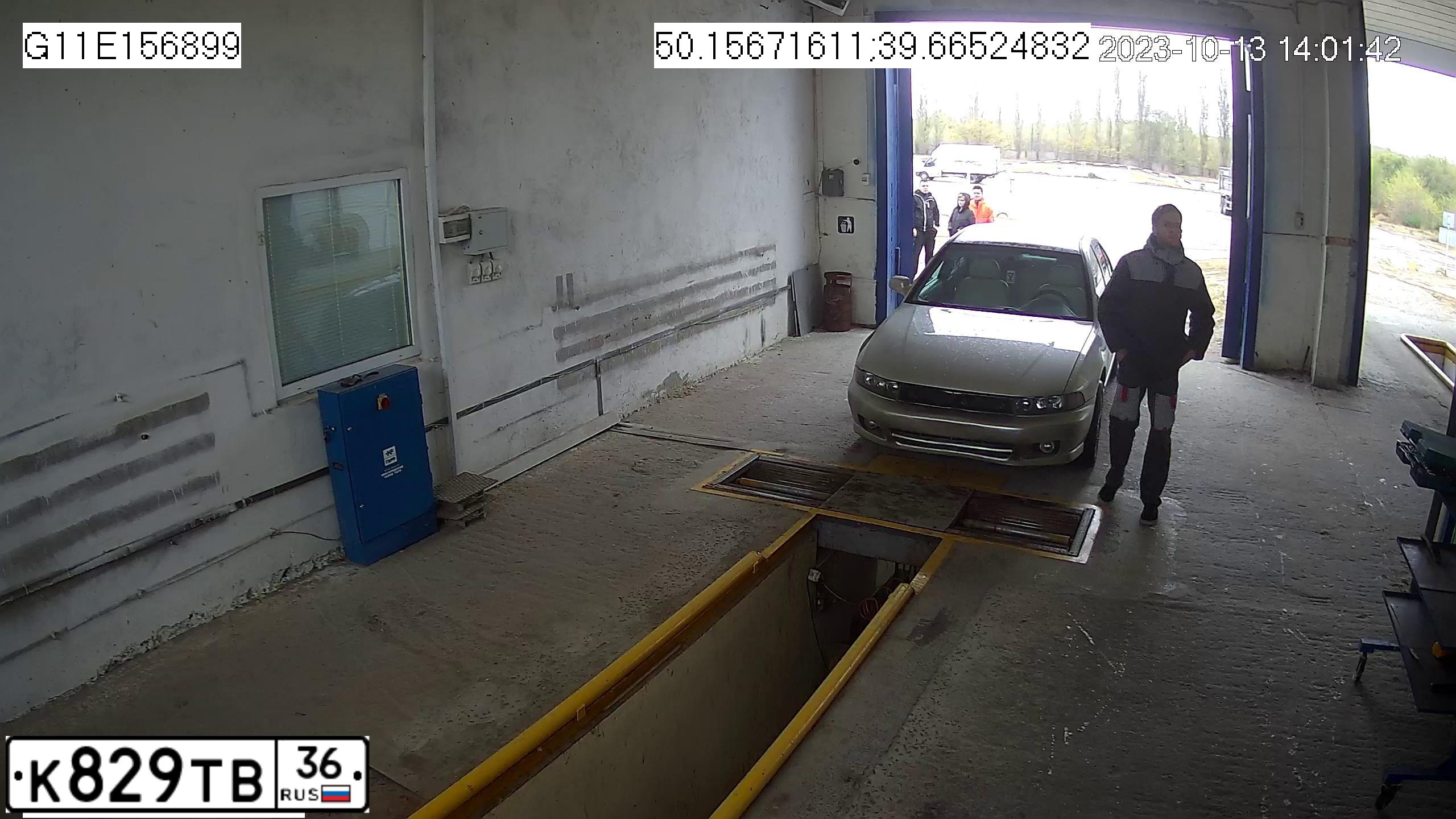 Фото автомобиля MITSUBISHI GALANT, 2001 — госномер У686ОК48. Цвет: ЗОЛОТИСТЫЙ