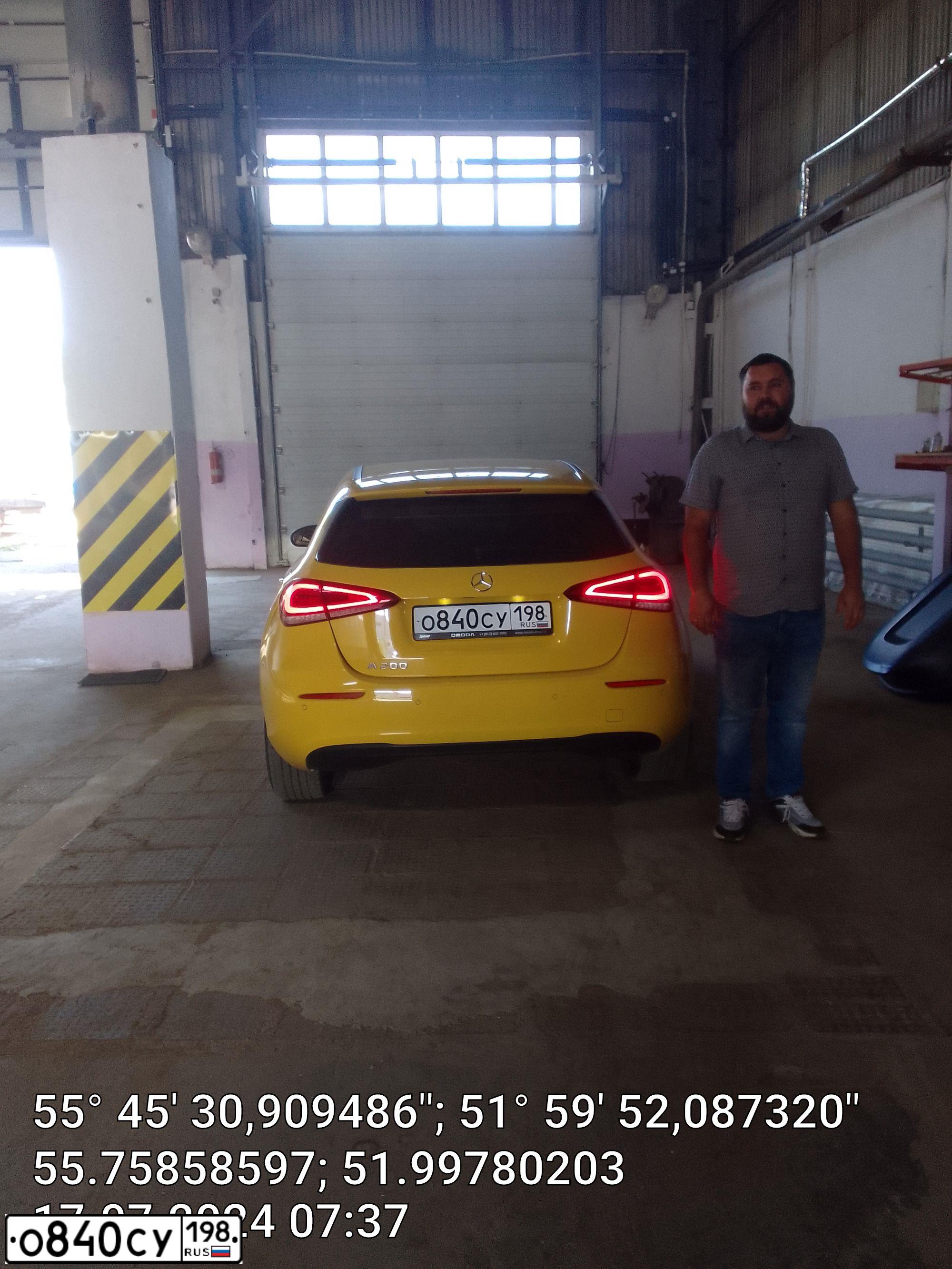 Фото автомобиля MERCEDES A-KLASSE, 2019 — госномер О840СУ198. Цвет: ЖЕЛТЫЙ