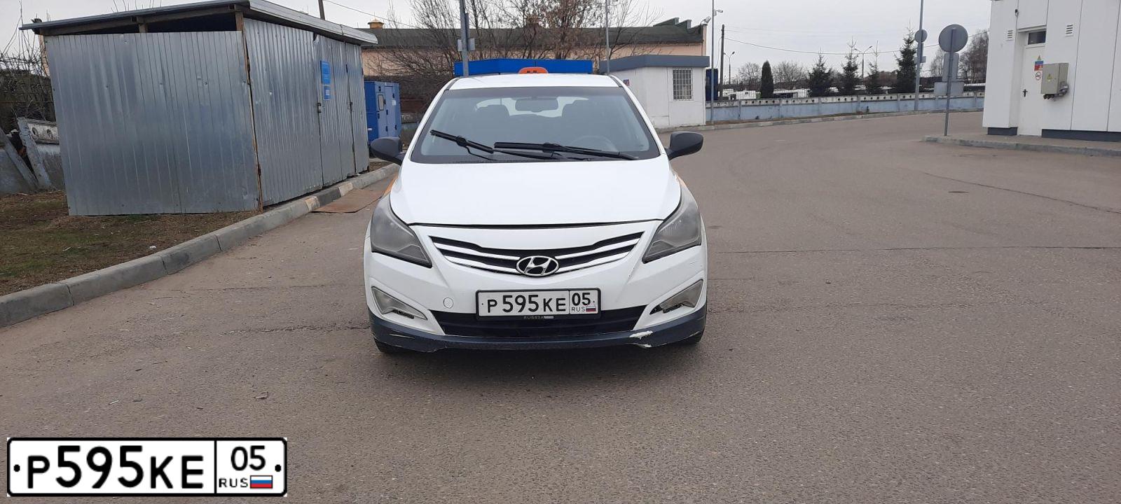 Фото автомобиля HYUNDAI SOLARIS, 2014 — госномер С485НО30. Цвет: белый желтый серый