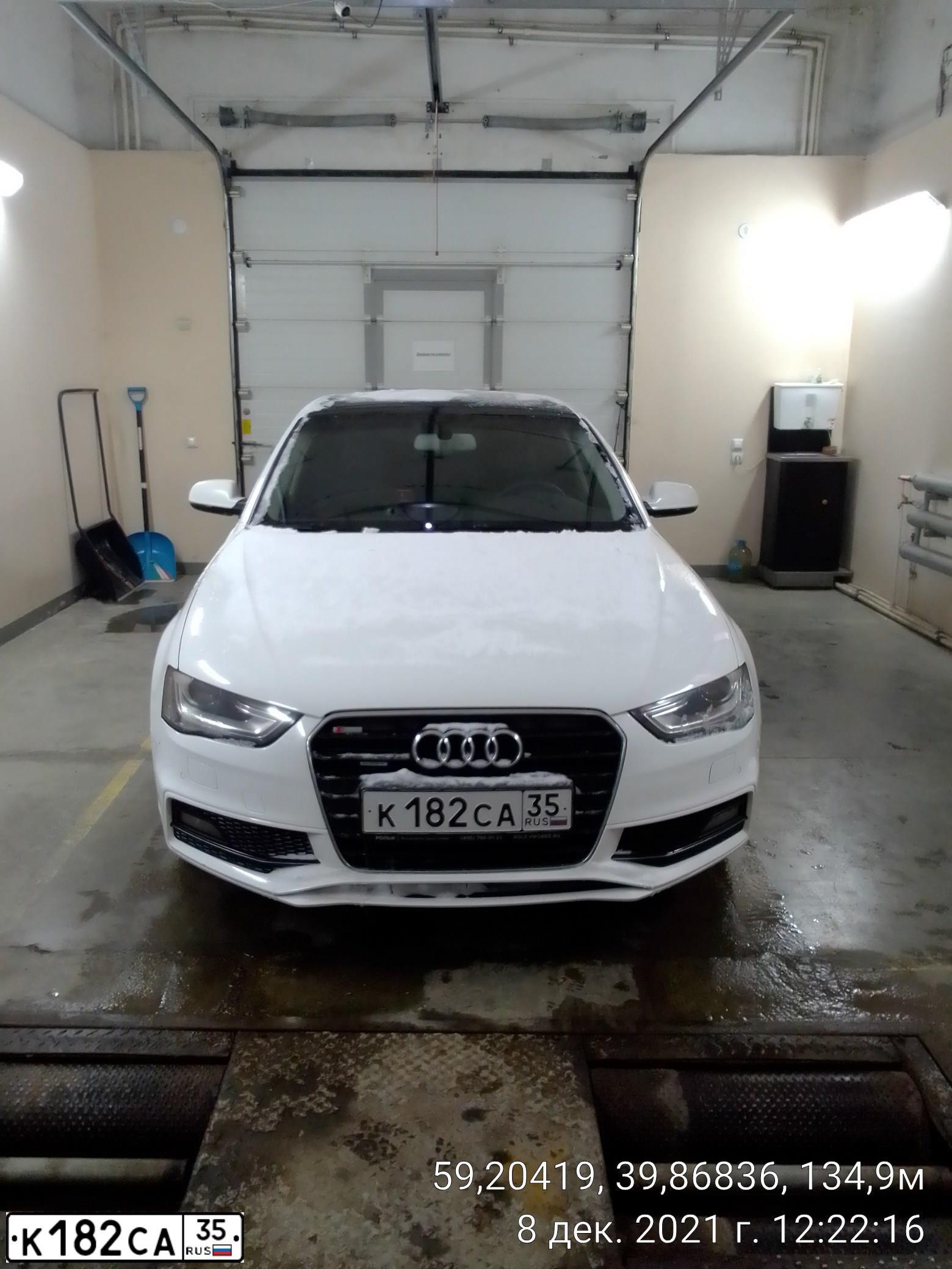 Фото автомобиля AUDI A4, 2013 — госномер К182СА35. Цвет: Многоцветный(Белый,черный)