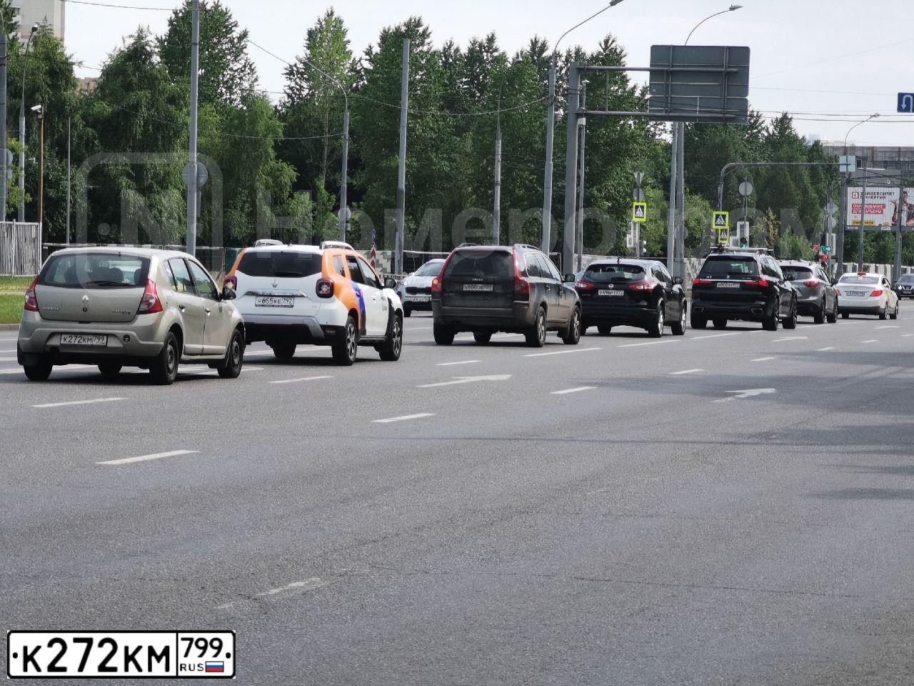 Фото автомобиля RENAULT SANDERO, 2010 — госномер К272КМ799. Цвет: БЕЖЕВЫЙ