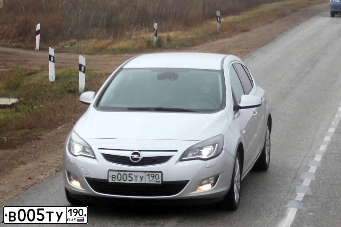 Фото автомобиля OPEL ASTRA, 2012 — госномер В005ТУ190. Цвет: СЕРЕБРИСТЫЙ МЕТАЛЛИК