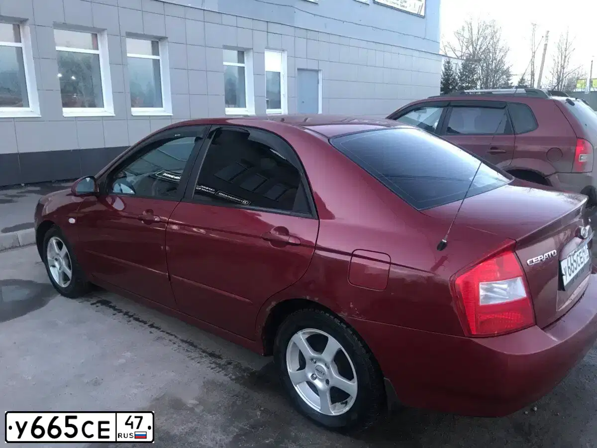 Фото автомобиля KIA CERATO, 2006 — госномер К467ОР98. Цвет: СПЕЛАЯ ВИШНЯ