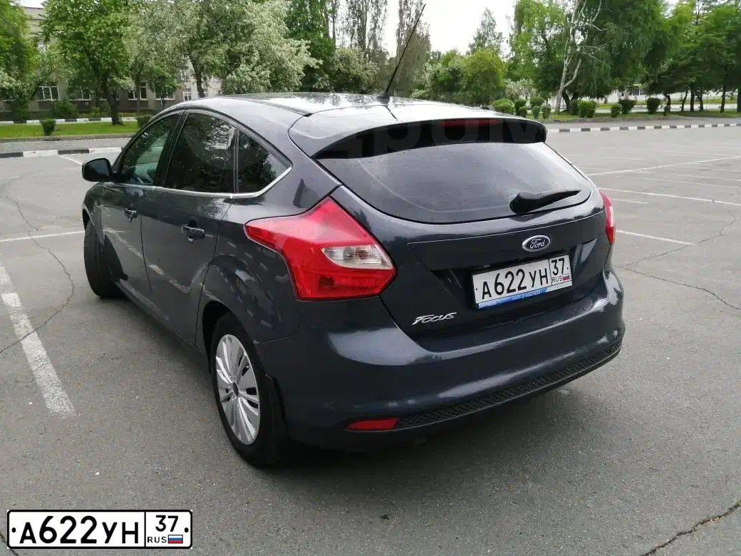 Фото автомобиля FORD FOCUS, 2013 — госномер Н888АУ159. Цвет: ТЕМНО-СЕРЫЙ