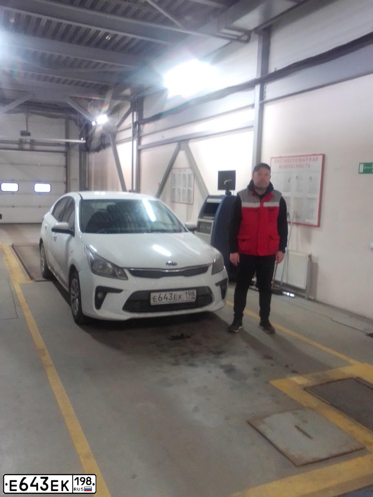 Фото автомобиля KIA RIO, 2019 — госномер К890РТ147. Цвет: БЕЛЫЙ