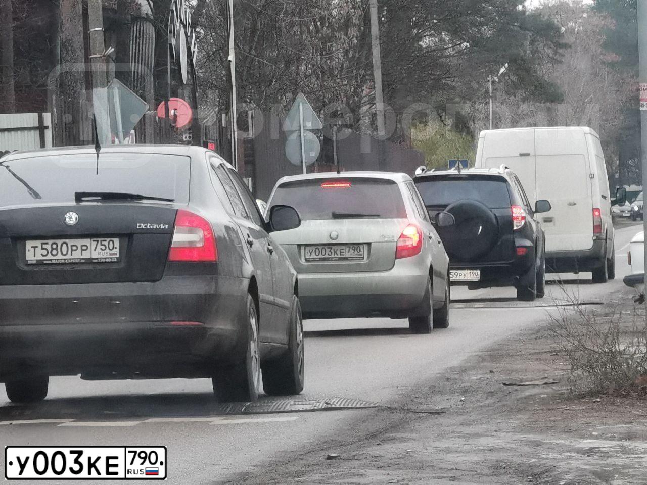 Фото автомобиля SKODA FABIA, 2009 — госномер У003КЕ790. Цвет: ЗЕЛЕНЫЙ