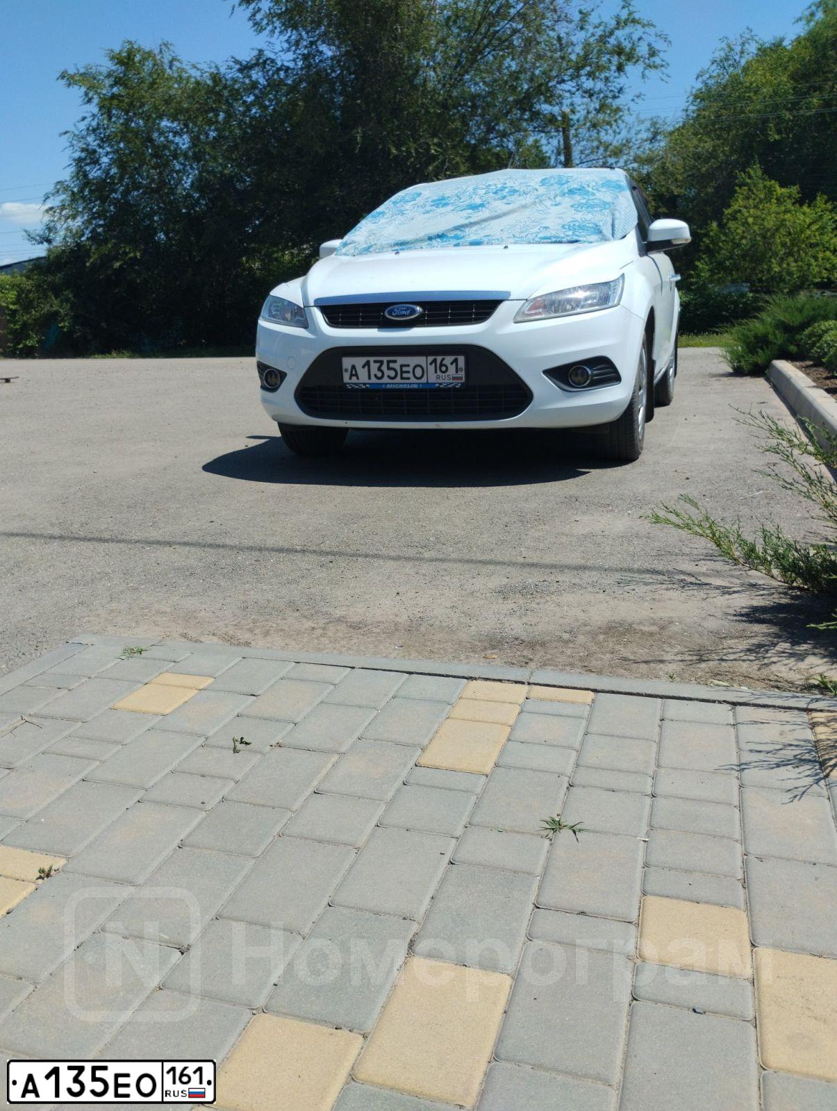 Фото автомобиля FORD FOCUS, 2008 — госномер А135ЕО161. Цвет: БЕЛЫЙ