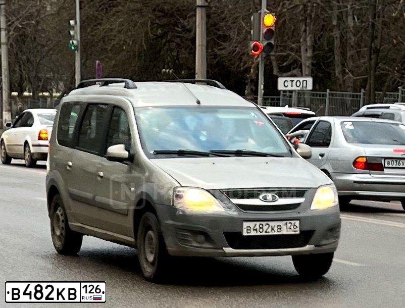 Фото автомобиля LADA LARGUS, 2016 — госномер В482КВ126. Цвет: СЕРО-БЕЖЕВЫЙ