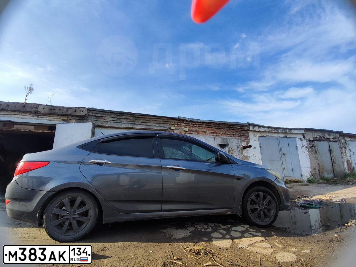 Фото автомобиля HYUNDAI SOLARIS, 2012 — госномер М383АК134. Цвет: СЕРЫЙ