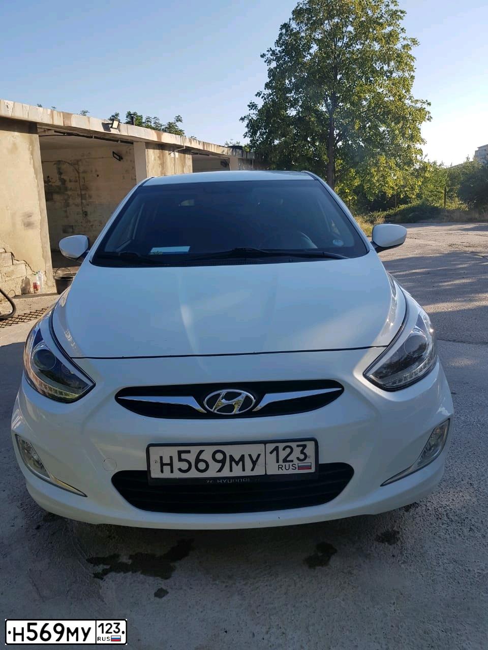 Фото автомобиля HYUNDAI SOLARIS, 2013 — госномер Н569МУ123. Цвет: Белый