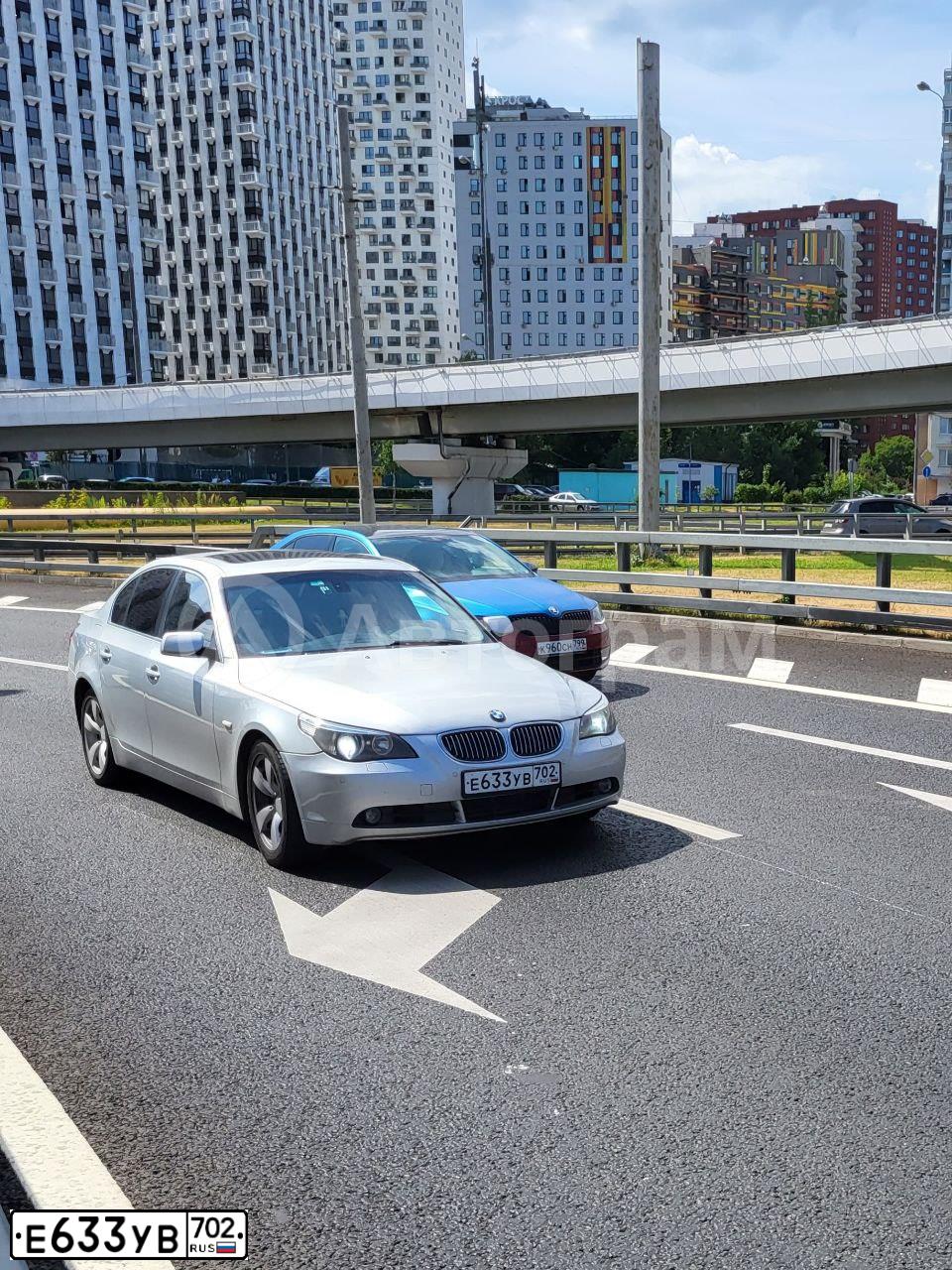 Фото автомобиля BMW SERIE 5, 2006 — госномер Е633УВ702. Цвет: Серебристый