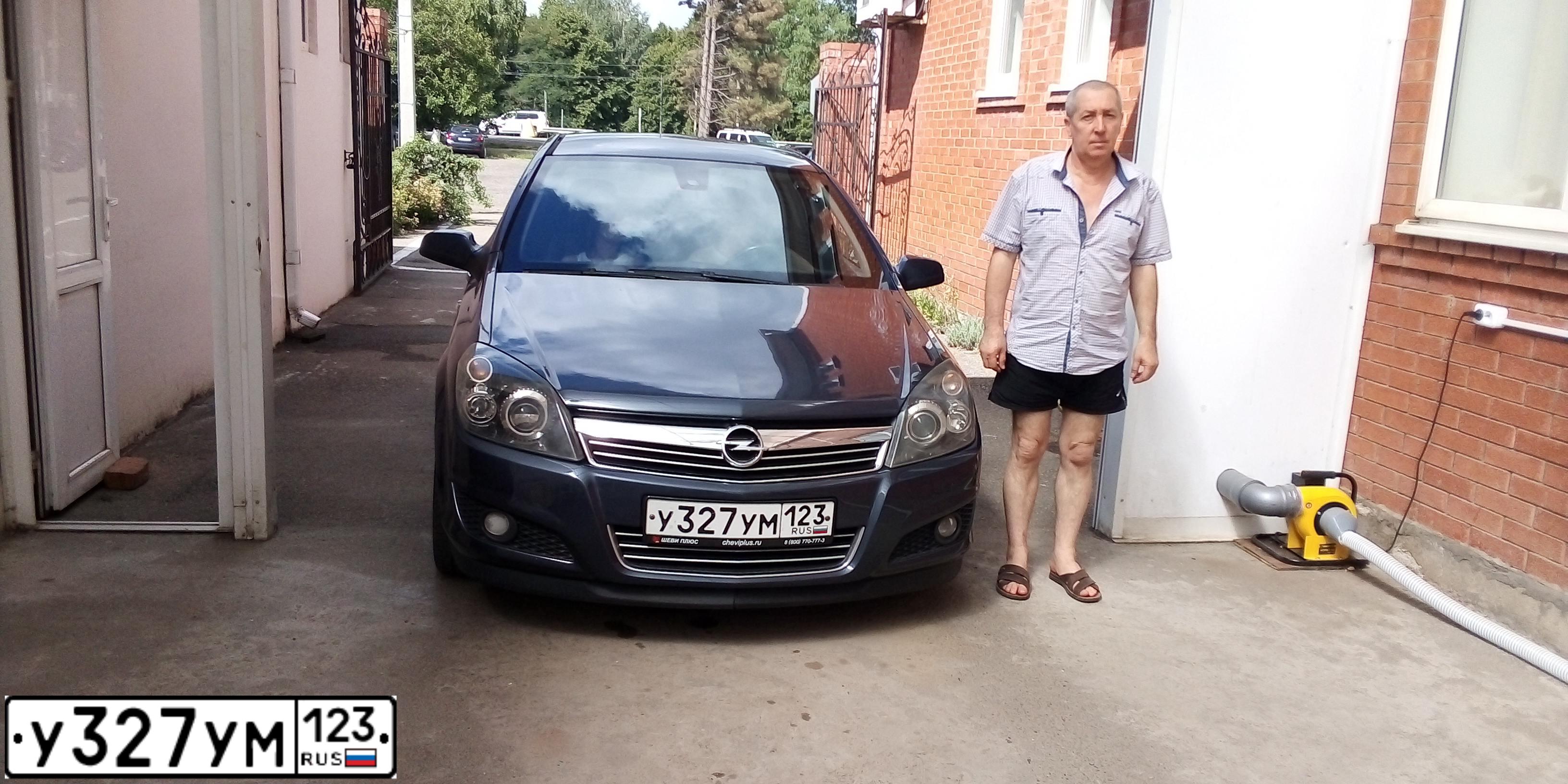Фото автомобиля OPEL ASTRA, 2008 — госномер У327УМ123. Цвет: Темно-синий