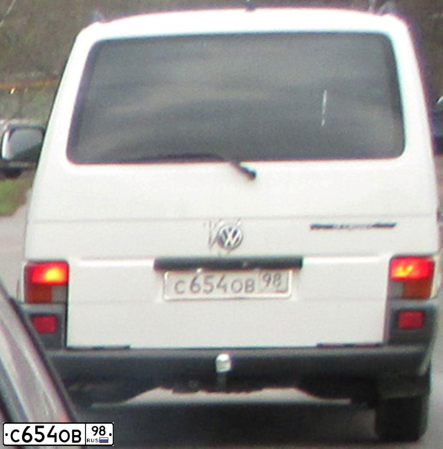 Фото автомобиля VOLKSWAGEN TRANSPORTER, 2007 — госномер У001МТ47. Цвет: БЕЛЫЙ