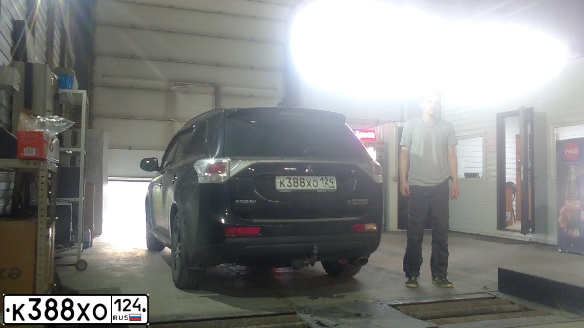 Фото автомобиля MITSUBISHI OUTLANDER, 2012 — госномер У800УО24. Цвет: ЧЕРНЫЙ