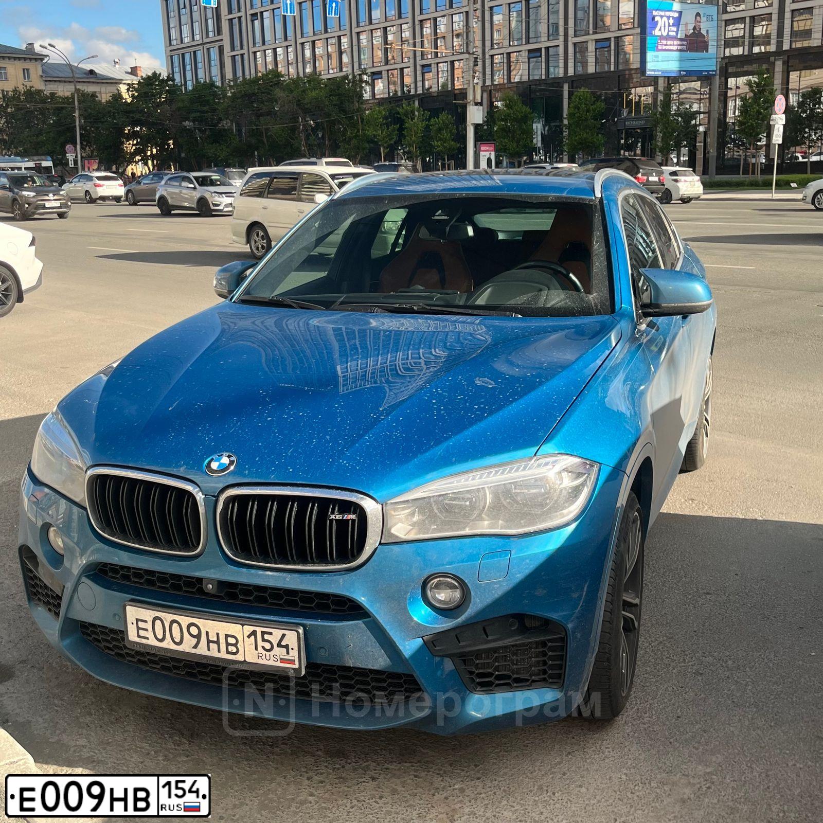 Фото автомобиля BMW X6M, 2016 — госномер Е009НВ154. Цвет: ГОЛУБОЙ
