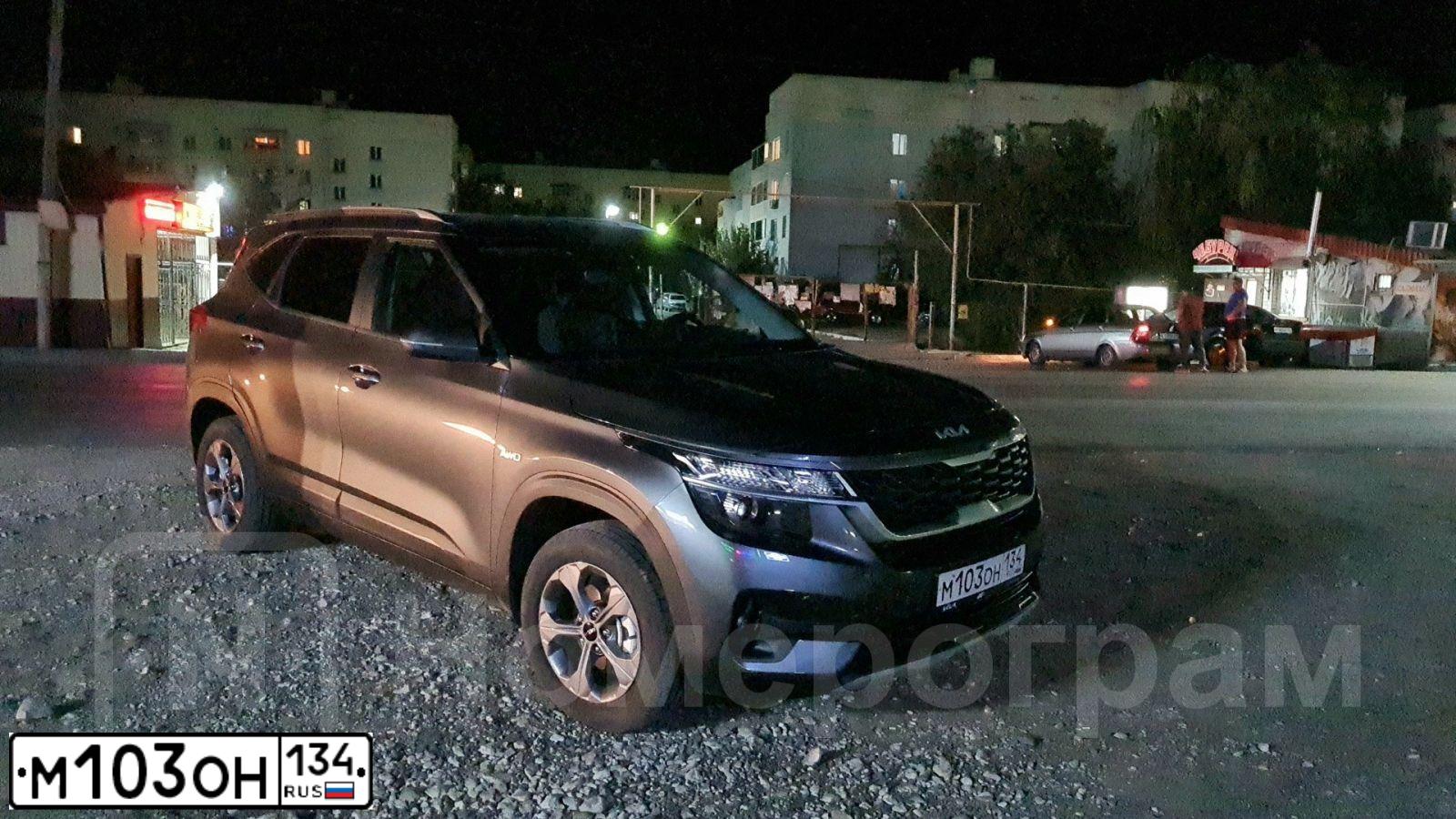 Фото автомобиля KIA SELTOS, 2022 — госномер М103ОН134. Цвет: СЕРЫЙ