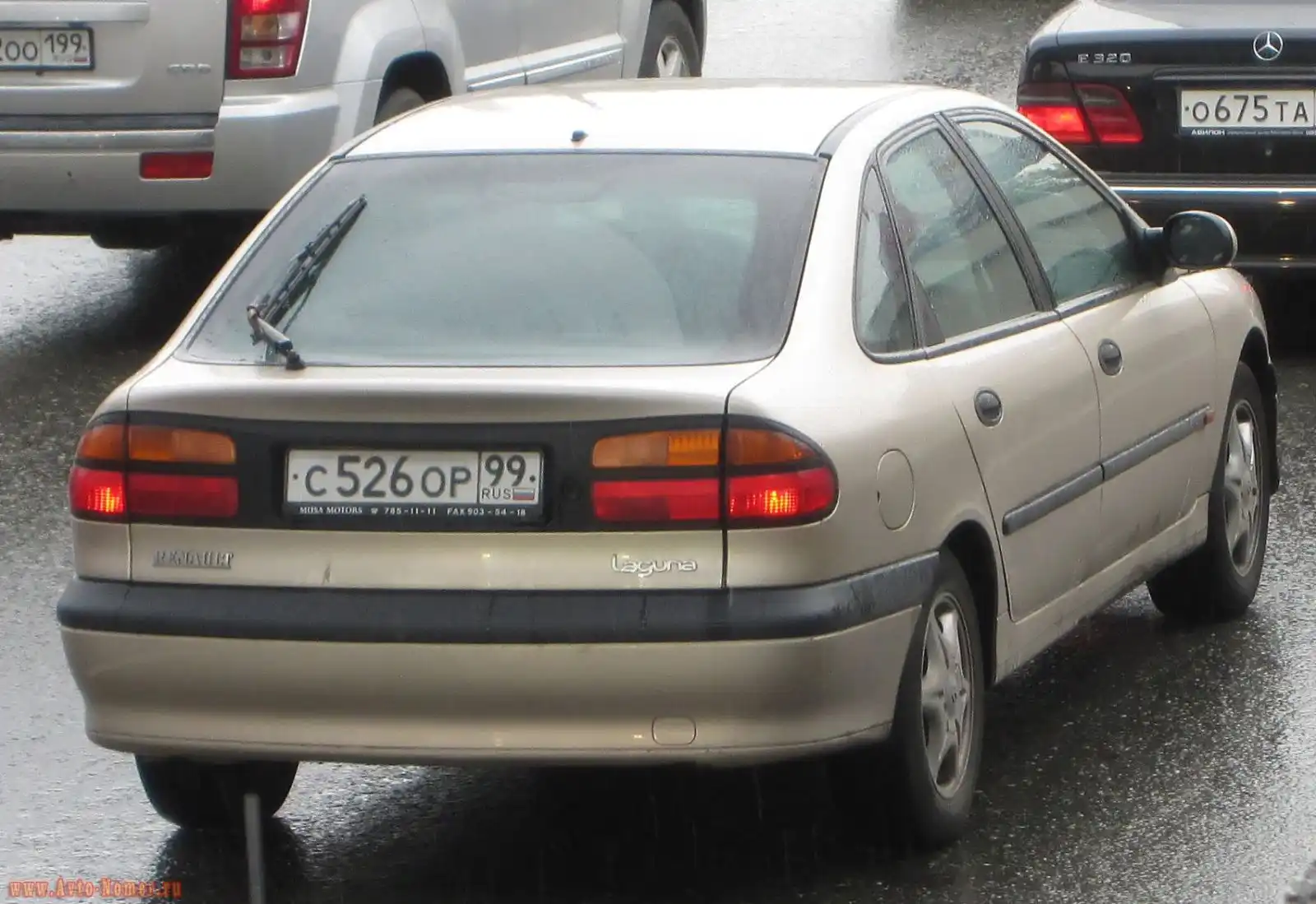Фото автомобиля RENAULT LAGUNA, 2000 — госномер О858ХЕ40. Цвет: Коричневый (светло-бежевый)