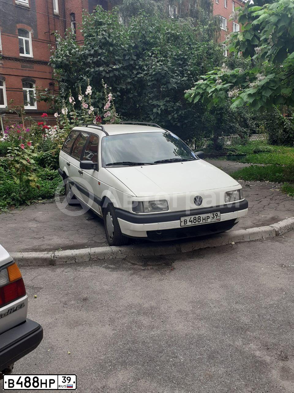 Фото автомобиля VOLKSWAGEN PASSAT, 1992 — госномер В488НР39. Цвет: БЕЛЫЙ